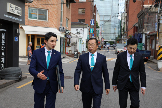 정희민 포스코이앤씨 사장과 임직원들이 서울 '용산정비창 전면1구역' 현장을 직접 둘러보고 있다. [포스코이앤씨 제공]